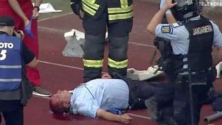 VIDEO | Bărbatul care a lovit cu scaunul un jandarm, prins si dus la audieri