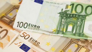 Euro a crescut spre 4,73 lei. Dolarul, la cel mai scăzut nivel din martie p&acirc;nă &icirc;n prezent