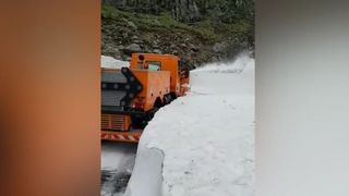 5 metri de zăpadă pe cel mai frumos drum din Rom&acirc;nia. C&acirc;nd se va putea circula pe Transfăgărășan