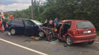 Accident soldat cu doi morți pe DN66, după ce un șofer s-a angajat &icirc;ntr-o depășire neregulamentară 