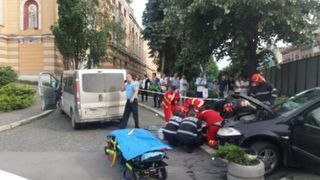 T&acirc;nără rănită după ce o maşină a ajuns pe trotuar, după ce s-a ciocnit cu un alt autoturism, &icirc;n faţa Teatrului Naţional din Cluj-Napoca.