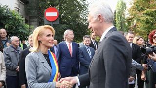 Cum arată tatăl secret al Gabrielei Firea! Ce spun prietenii din Bacău despre părintele fostei vedete tv: ”Seamănă cu Eminescu! Noi îi spunem domn' primar!” EXCLUSIV