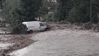 Efecte ale ploilor şi v&acirc;ntului puternic &icirc;n 8 judeţe; &Icirc;n Bistriţa-Năsăud, mai multe localităţi au fost afectate de viituri, două femei şi trei copii fiind evacuaţi de salvatori