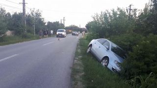 Accident în Olt. Șoferul a adormit la volan și a ajuns cu mașina în șant 