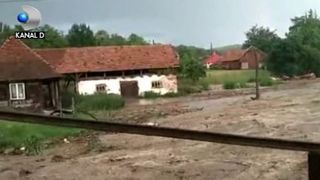 VIDEO | Potop &icirc;n Bistrița. Zeci de gospodării, măturate de apele dezlănțuite