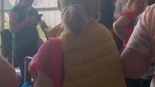 VIDEO | Peste 200 de pasageri furioși pe aeroportul din Constanța. Au așteptat peste 18 ore să zboare spre Londra