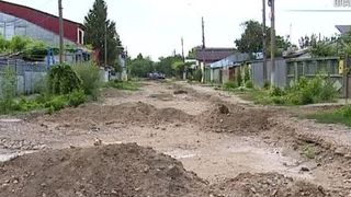 VIDEO | T&acirc;năr dus pe brațe la ambulanța care nu a putut ajunge la el din cauza drumului prost