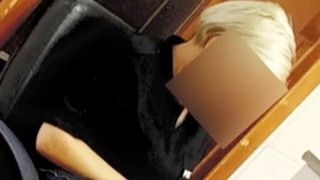 Cum a fost fotografiată o poliţistă locală din Oradea în timpul serviciului