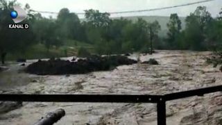 VIDEO | Neputincioși în fața apelor