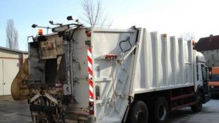 Un angajat al unei firme de salubritate a căzut din mașina de gunoi