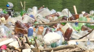 VIDEO | Un fluviu de gunoaie