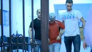 Un militar rom&acirc;n a abuzat o fetiţă de 13 ani, &icirc;n scara blocului