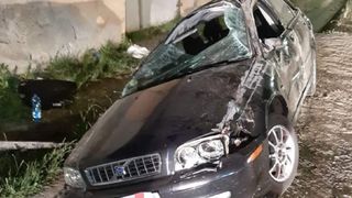 O t&acirc;nără de 18 ani a murit, după ce maşina &icirc;n care se afla a intrat &icirc;ntr-un st&acirc;lp