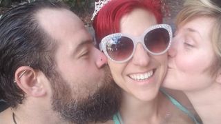 După 11 ani de relație, și-a părăsit soțul pentru a fi împreună cu alți doi bărbați și o femeie: „Nu ne pasă ce ne spune lumea. Ne iubim mult!”