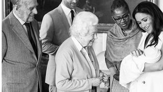 A fost făcută publică prima fotografie cu Archie, copilul Prinţului Harry și al lui Meghan Markle