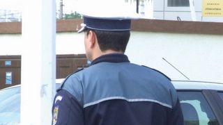Poliţist din Timiş, lovit cu piciorul de un bărbat &icirc;ncătuşat, care fusese prins &icirc;n timp ce conducea o maşină av&acirc;nd permisul auto suspendat