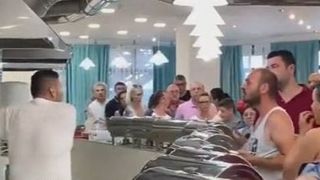 VIDEO | Scandal pe litoral! Clienții unui hotel de lux au publicat imagini incredibile cu mâncarea de la all-inclusive