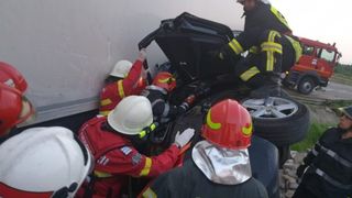 Bacău: Un mort şi doi răniţi, după ce o maşina a intrat într-un TIR, pe DN 2