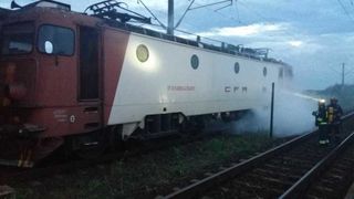Incendiu la locomotiva trenului Bucureşti - Timişoara, &icirc;n gara din Recaş. 200 de călători au fost evacuaţi