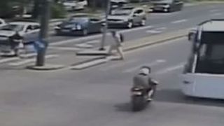 VIDEO | Momentul &icirc;n care un motociclist se izbește violent de un autobuz