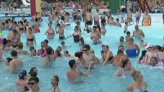 VIDEO | Caniculă și disconfort termic &icirc;n București. Ștrandurile, luate cu asalt