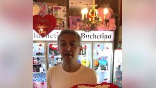 Dan Diaconescu a ajuns ”o mână de om” și face reclamă la o florărie! Fostul șef al OTV nu are voie să apară la TV sau să dea interviuri