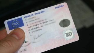 Cum a reuşit o rom&acirc;ncă să obţină permis de conducere nou, deşi avea carnetul suspendat. Şmecheria făcută la Direcţia de Permise
