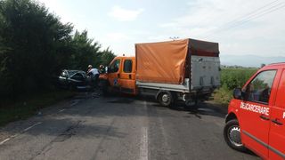 Accident cumplit &icirc;n Braşov: Şase răniţi &icirc;n urma coliziunii dintre o autoutilitară şi un autoturism