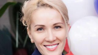 Bancherul a cărui soţie candidează la preşedinţie are o avere colosală! Soţul Ramonei Bruynseels câştigă peste 60.000 de euro pe lună şi are peste 3 milioane de euro în conturi!