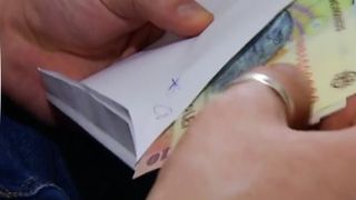 Ce pedeapsă a primit t&acirc;năra care a mituit un doctor ca să aibă grijă de mama ei