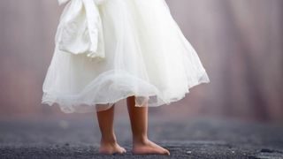 O fetiță a murit &icirc;n ziua &icirc;n care era &icirc;nmorm&acirc;ntată mama ei