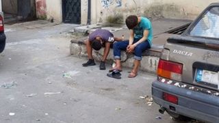 Doi tineri zombie, criză pe stradă &icirc;n Constanța