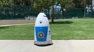VIDEO | Robotul-polițist din parc