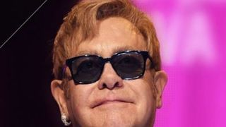 VIDEO | Elton John, decorat de Emmanuel Macron