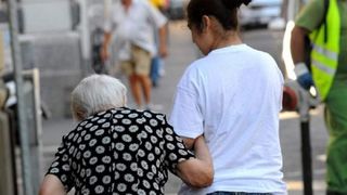 O &icirc;ngrijitoare rom&acirc;ncă spărgea la păcănele averea italienilor de care trebuia să aibă grijă