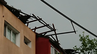 Vijelie la Reșița. Acoperișuri smulse, mașini avariate