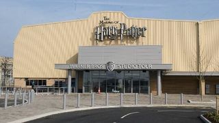 Un bărbat a fost înjunghiat în gât pe platourile de filmare a noii producţii cu Anne Hathaway