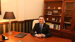 Pastorul baptist din Parlament are o avere colosală! Deputatul Ben-Oni Ardelean i-a făcut nesimţiţi pe jurnaliştii care au vrut să asiste la o şedinţă!