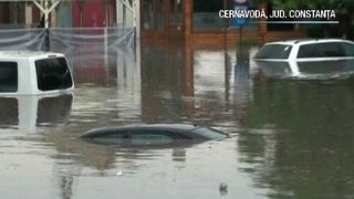 VIDEO | Mașini acoperite de ape, după o ploaie torențială