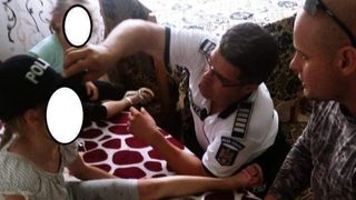 VIDEO | Fetiță &icirc;mpușcată accidental de polițiști. Mama ei povestește cum s-a &icirc;nt&acirc;mplat totul