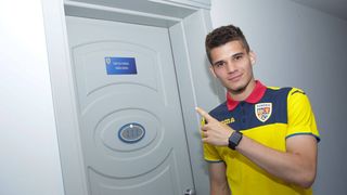 Ianis Hagi a fost umilit de un conducător din FRF: "Ăsta e costumul, mi-l cari până în România!”