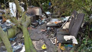 Doi români arși de vii într-un incendiu provocat de doi bărbați