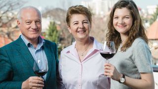 Valeriu Stoica îl concurează pe Mugur Isărescu la vinuri! Fostul ministru al Justiţiei şi guvernatorul BNR deţin podgorii de 40 de hectare la Drăgăşani!