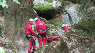 Incident &icirc;n Bucegi. Un t&acirc;năr ranit a avut nevoie de ajutorul salvamontiștilor iar un alt grup de turiști a fost prins &icirc;n mijlocul furtunii &icirc;n zona Crucii Eroilor de pe Caraiman