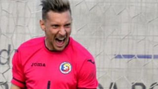 Drama sfâşietoare a lui Ionuţ Radu, portarul şi căpitanul naţionalei U21! Când avea 9 ani, i-a murit sora de 14 ani! După victoria cu Anglia, le-a arătat tuturor un tricou cu chipul Emei!