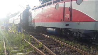 Suceava: Locomotiva unui tren Regio a deraiat din cauza viiturilor