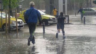 Cod portocaliu de ploi torenţiale, vijelii şi grindină &icirc;n 13 judeţe, p&acirc;nă la ora 23.00