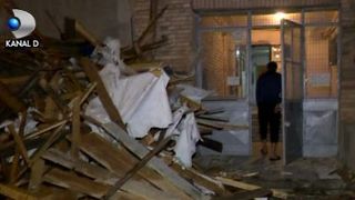 VIDEO | Vijeliile au făcut ravagii. Vântul a luat pe sus acoperișurile unor blocuri din Craiova