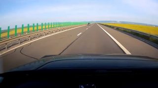 Şoferiţă filmată &icirc;n timp ce gonea pe contrasens, pe Autostrada A3 - VIDEO