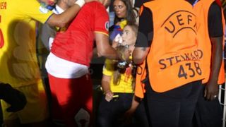 Iubita lui Cristi Manea, plină de sânge, după ce a fost bătută în tribune